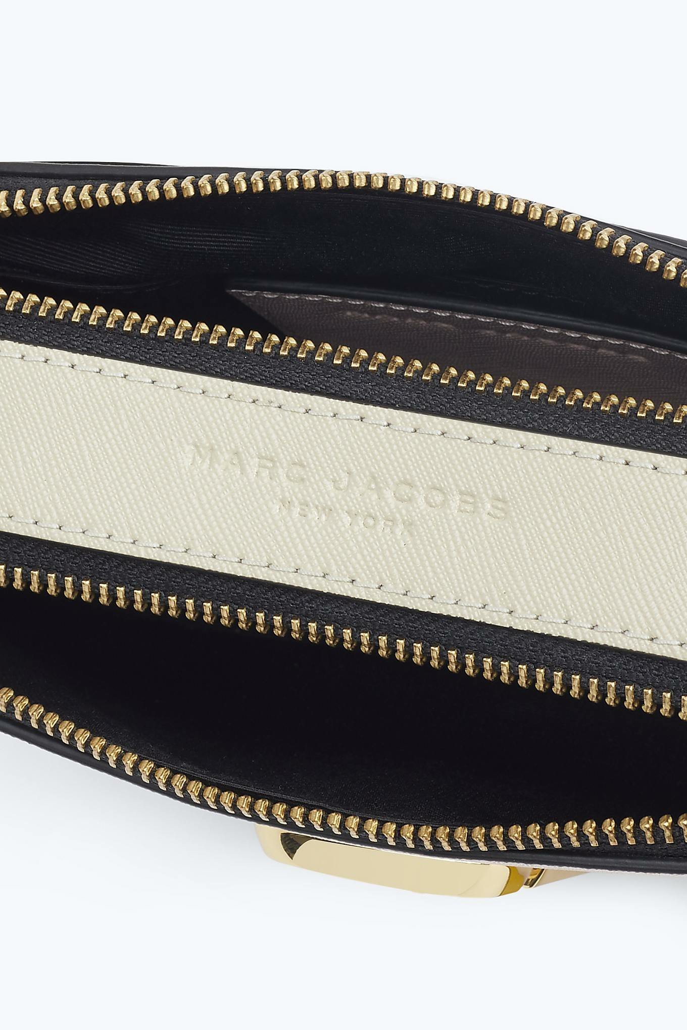 Как отличить подделку от оригинала сумки jacobs. Marc jacobs как отличить подделку. Marc jacobs как отличить подделку. Сумка для инструмента с пластиковым дном с ремнем dr. Marc jacobs как отличить подделку.